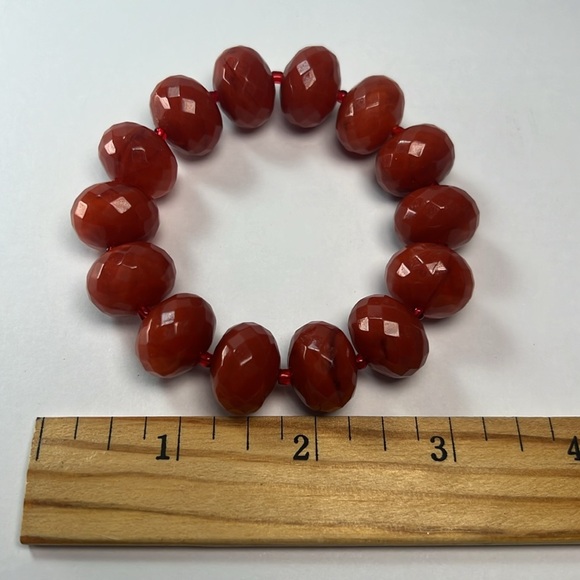 Red toned beaded stretch bracelet - Picture 2 of 4
